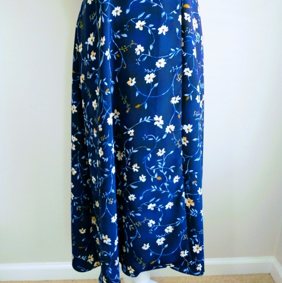 Women's Floral Print Wrap Dress - Picture 5 of 10